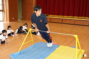 体操教室　－鉄棒ー　うさぎ