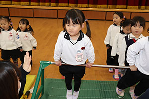 体操教室　－鉄棒ー　うさぎ