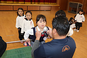 体操教室　－鉄棒ー　うさぎ