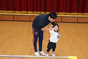 体操教室　－鉄棒ー　うさぎ