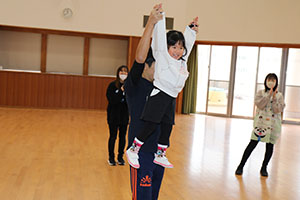 体操教室　－鉄棒ー　うさぎ