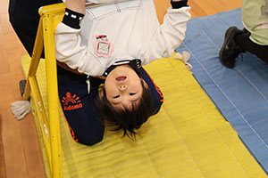 体操教室　－鉄棒ー　うさぎ