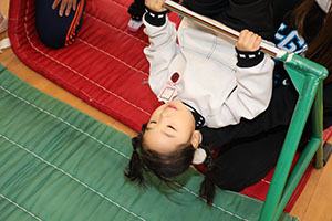 体操教室　－鉄棒ー　うさぎ