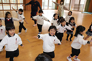 体操教室　－鉄棒ー　うさぎ