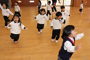 体操教室　－鉄棒ー　うさぎ