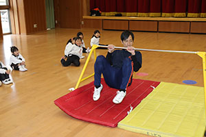 体操教室　－鉄棒ー　りす