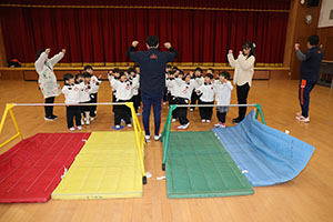 体操教室　－鉄棒ー　りす