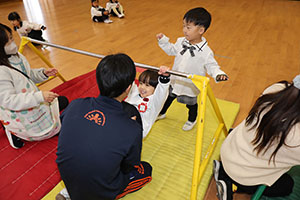 体操教室　－鉄棒ー　りす