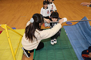 体操教室　－鉄棒ー　りす