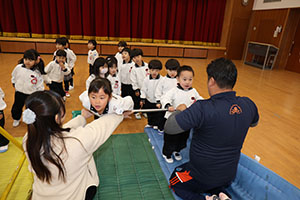 体操教室　－鉄棒ー　りす