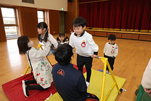 体操教室　－鉄棒ー　りす