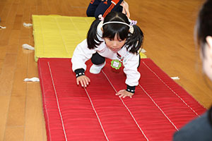 体操教室　－鉄棒ー　ことり