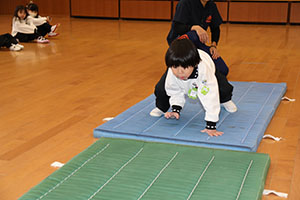 体操教室　－鉄棒ー　ことり