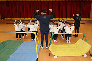 体操教室　－鉄棒ー　ことり