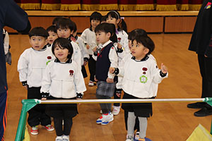 体操教室　－鉄棒ー　ことり