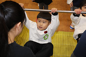 体操教室　－鉄棒ー　ことり