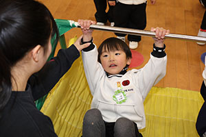 体操教室　－鉄棒ー　ことり