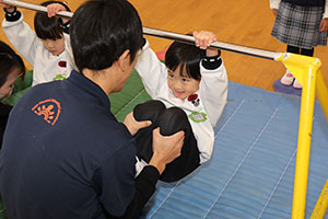体操教室　－鉄棒ー　ことり