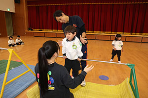 体操教室　－鉄棒ー　ことり