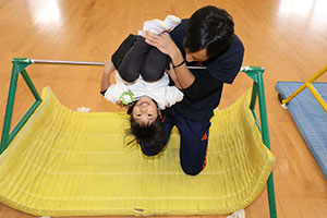 体操教室　－鉄棒ー　ことり