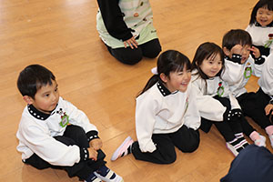 体操教室　－鉄棒ー　ことり