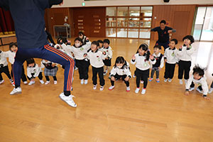 体操教室　－鉄棒ー　ことり