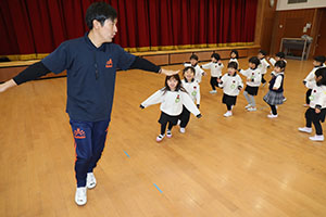 体操教室　－鉄棒ー　ことり