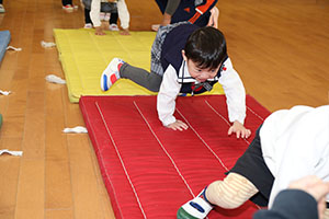 体操教室　－鉄棒ー　ことり