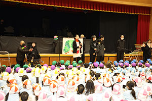 1月生まれの誕生会「ブラックシアター」　NO．1