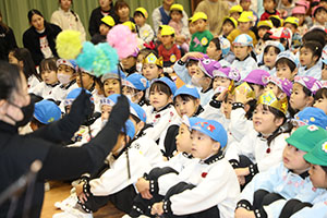 1月生まれの誕生会「ブラックシアター」　NO．1