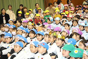 1月生まれの誕生会「ブラックシアター」　NO．1