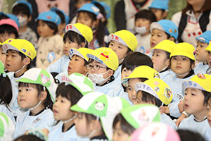 1月生まれの誕生会「ブラックシアター」　NO．1