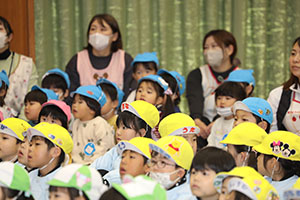 1月生まれの誕生会「ブラックシアター」　NO．1