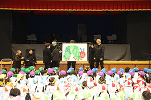 1月生まれの誕生会「ブラックシアター」　NO．1