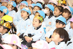 1月生まれの誕生会「ブラックシアター」　NO．1