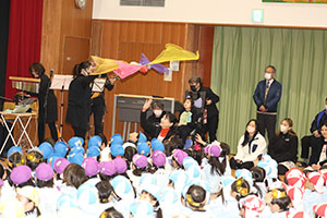 1月生まれの誕生会「ブラックシアター」　NO．1