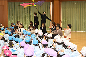 1月生まれの誕生会「ブラックシアター」　NO．1