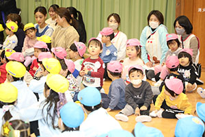 1月生まれの誕生会「ブラックシアター」　NO．1