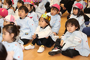 1月生まれの誕生会「ブラックシアター」　NO．1