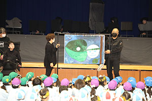 1月生まれの誕生会「ブラックシアター」　NO．1