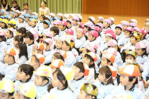 1月生まれの誕生会「ブラックシアター」　NO．1