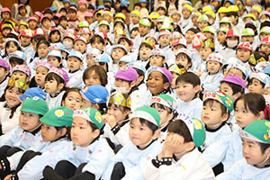 1月生まれの誕生会「ブラックシアター」　NO．1