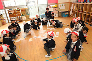 カルタとり楽しかったね　りす・ことり