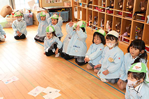 カルタとり楽しかったね　りす・ことり