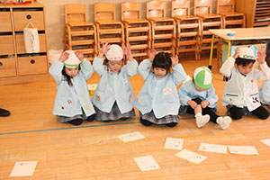 カルタとり楽しかったね　りす・ことり