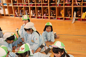 カルタとり楽しかったね　りす・ことり