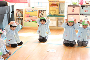 カルタとり楽しかったね　りす・ことり