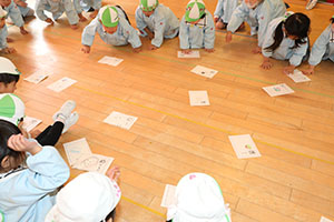 カルタとり楽しかったね　りす・ことり