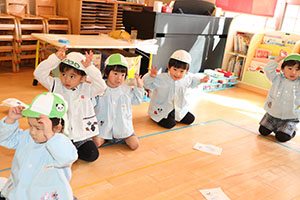 カルタとり楽しかったね　りす・ことり