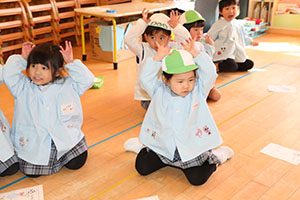 カルタとり楽しかったね　りす・ことり